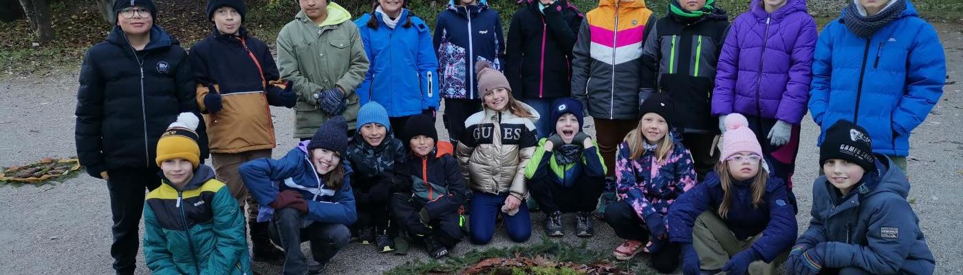 Klassenmandala der 4b mit den Kindern im Hintergrund