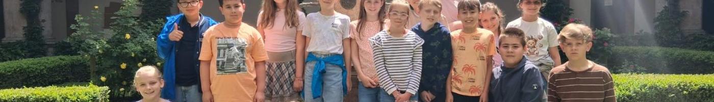 Kinder im Garten der Hofkirche