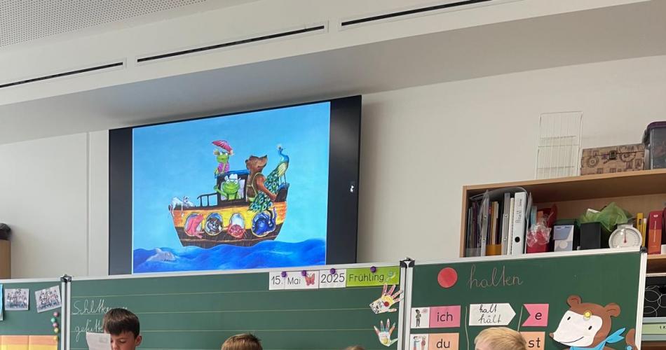 Die Kinder der Volksschule lesen den Kindergartenkindern eine kleine Mitmachgeschichte vor.