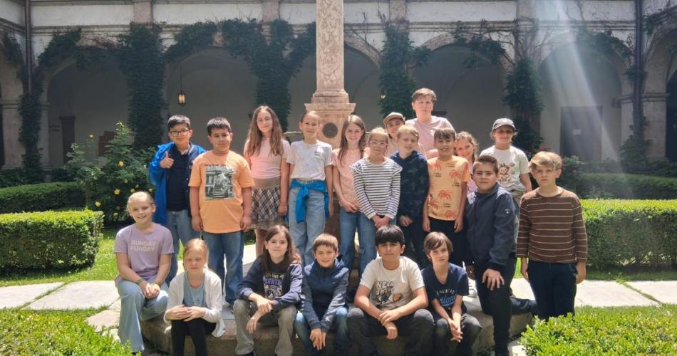 Kinder im Garten der Hofkirche